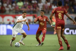 Artilheiro na base, Júlio Fidelis brilha com jogo ofensivo e se destaca no Fluminense