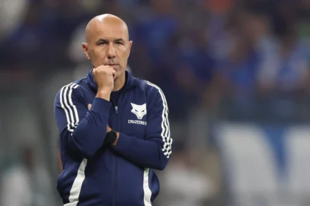 Atlético-MG x Cruzeiro: Jardim planeja mudanças para o clássico e o Brasileirão.
