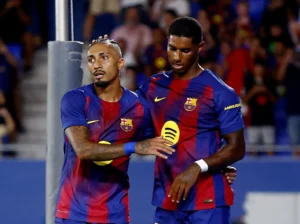 Barcelona goleia o Como no Troféu Joan Gamper com gol e assistência de Raphinha
