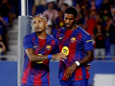 Barcelona goleia o Como no Troféu Joan Gamper com gol e assistência de Raphinha
