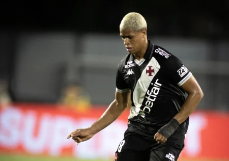 "Barros se destaca como titular e reforça Diniz no Vasco: Futuro brilhante"