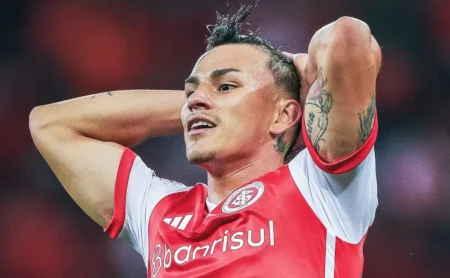 Bernabei vacila em lance de golaço de Kaio Jorge em Cruzeiro x Internacional