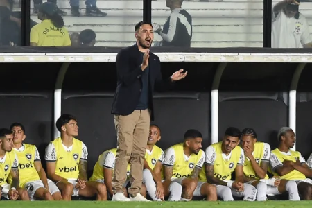 Botafogo precisa melhorar e relata dificuldades em São Januário: "Um território hostil"
