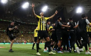 Botafogo tenta contratar Fabinho, do Al-Ittihad, mas volante recusa retorno ao Brasil