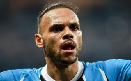 "Braithwaite reage às críticas da torcida com uma decisão importante e atacante se incomoda com a má fase em campo"