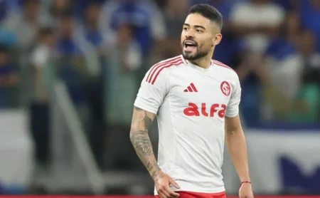 Bruno Tabata é exaltado pela torcida do Internacional apesar da derrota no Brasileirão