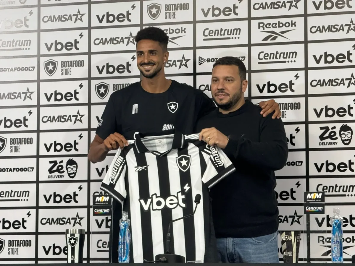 "Chris Ramos é apresentado pelo Botafogo"
