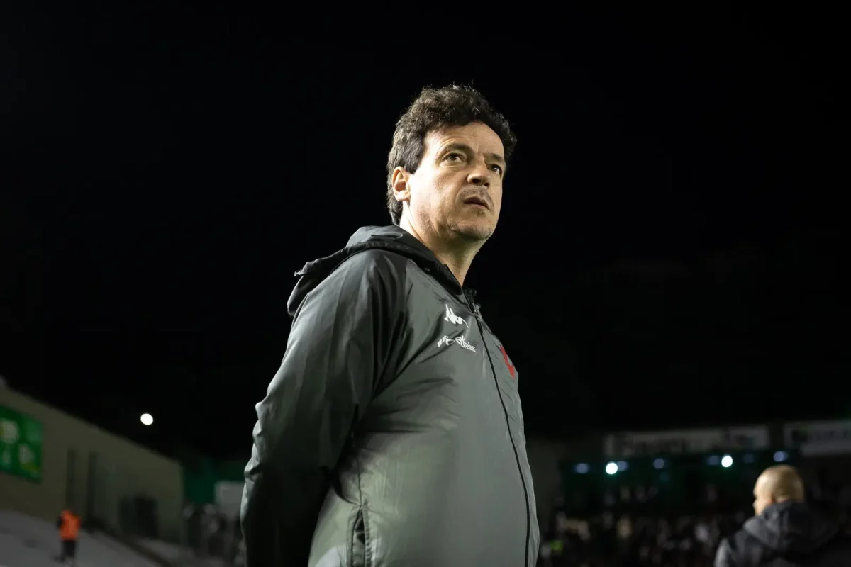 Com 36% de aproveitamento e respaldo em jogo, Diniz tem sequência definidora com o Vasco