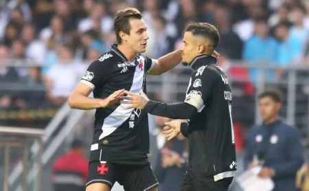 Comentaristas do Grupo Globo apontam Vasco como favorito no confronto contra o Corinthians.