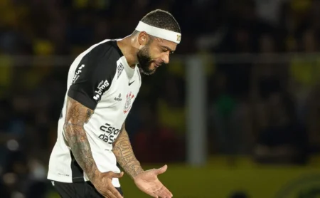 Coritiba: Memphis Depay fica no Corinthians até a Copa do Mundo, garante Craque Neto
