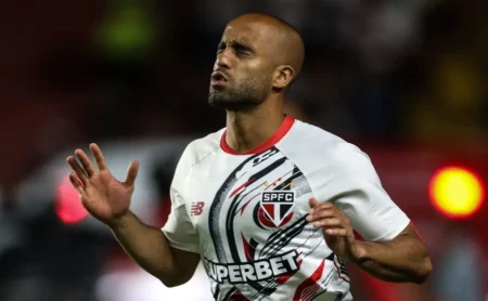 Crespo detalha corte de Lucas Moura no São Paulo e revela preocupação com impacto de sequência de jogos futuros
