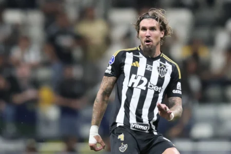 Cronologia da falta de opções na zaga do Atlético-MG: da saída de Battaglia à lesão de Lyanco e outras perdas cruciais