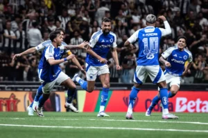 Cruzeiro amplia hegemonia em sua casa e abre vantagem sobre o Atlético-MG na Copa do Brasil