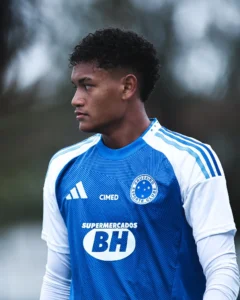 Cruzeiro negocia ampliação de direitos de Kaique Kenji