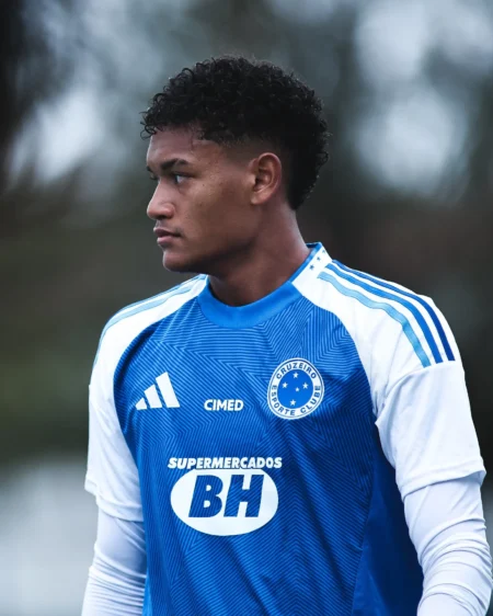 Cruzeiro negocia ampliação de direitos de Kaique Kenji