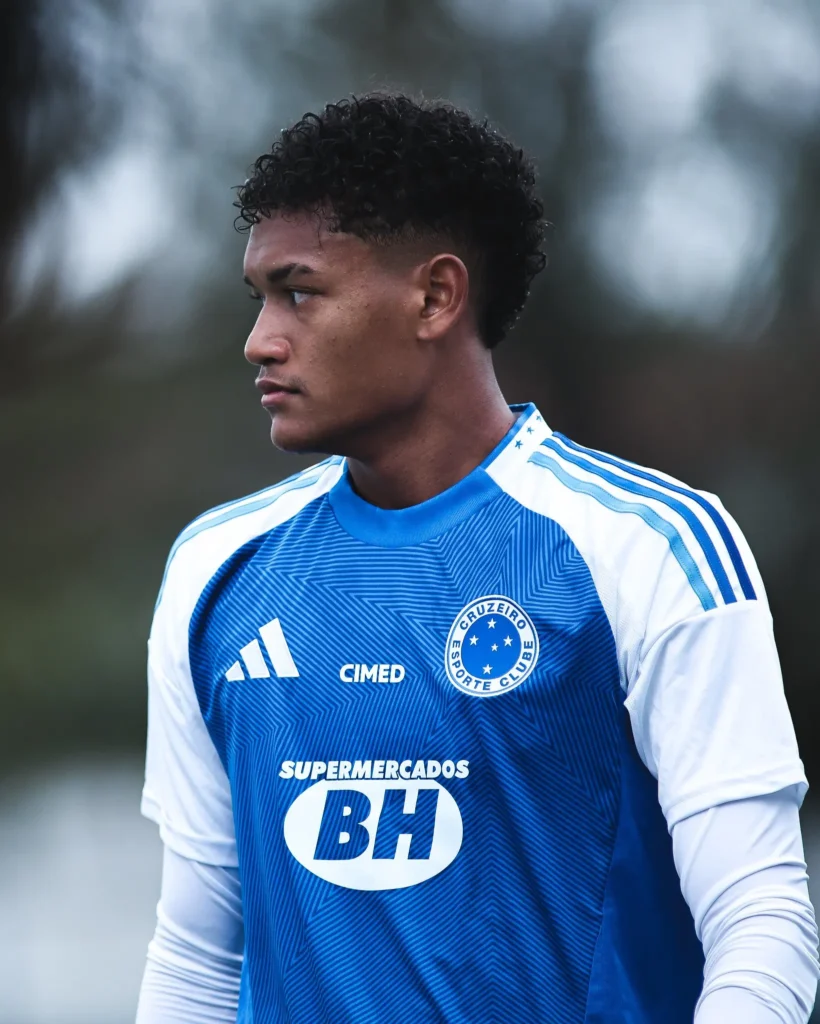 Cruzeiro negocia ampliação de direitos de Kaique Kenji