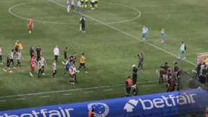 Cruzeiro x Santos: Neymar troca apertos de mão com Gabigol e deixa jogo com camisa de Kaio Jorge