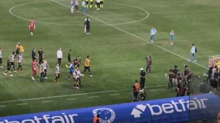 Cruzeiro x Santos: Neymar troca apertos de mão com Gabigol e deixa jogo com camisa de Kaio Jorge