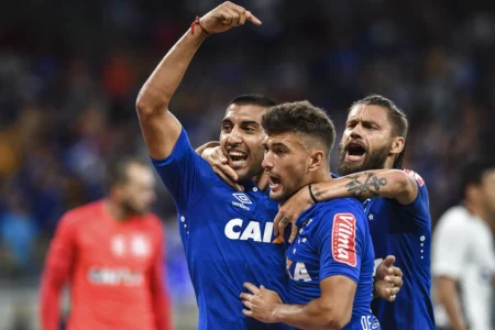 De Fábio a artilheiro uruguaio: como era o Cruzeiro na última vitória contra o Internacional