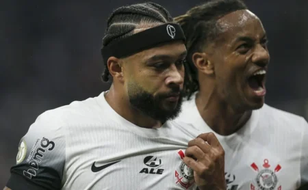 Depay e Carillo: "Não os tenhamos mais", diz Dorival após derrota do Corinthians