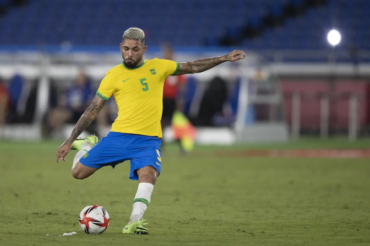 Douglas Luiz acerta contratação com o Nottingham Forest, ex- Vasco
