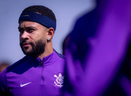 Escalação do Corinthians: Memphis retorna, e Dorival testa duas opções para o lugar de Matheuzinho.