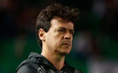 Fernando Diniz vive dilema entre David e Vegetti antes da partida entre Vasco e Corinthians e gera dúvida