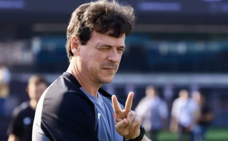 Fernando Diniz aprova contratação de Nathan Silva em negociação acelerada pelo Vasco