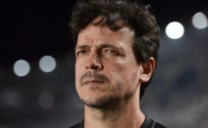 Fernando Diniz critica arbitragem de Vasco x Botafogo.