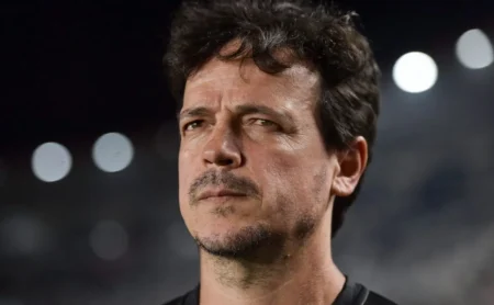 Fernando Diniz critica arbitragem de Vasco x Botafogo.
