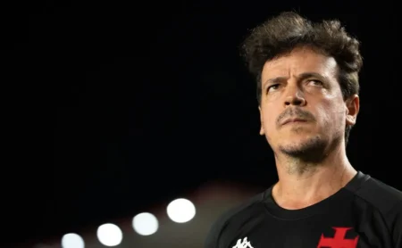 Fernando Diniz confirma time titular do Vasco para o confronto chave contra o Atlético-MG