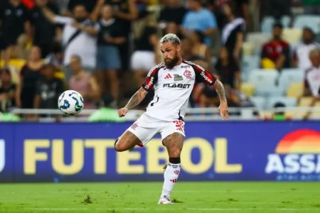 Filipe Luís aponta "número elevado de jogadores" e indica mais saídas no Flamengo; veja quem pode partir