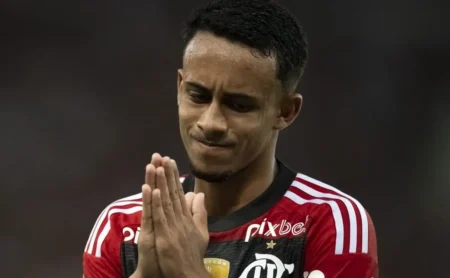 Filipe Luís é lembrado após decepção de Matheus Gonçalves no Flamengo x Barcelona pelo Sub-20