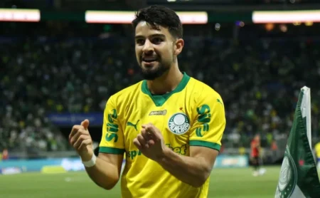 Flaco López chama atenção no Palmeiras e Seleção Argentina convoca atacante após sedução por dupla com Vitor Roque