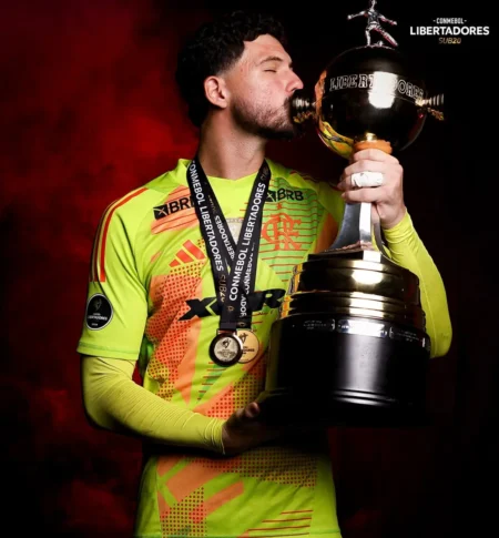Flamengo negocia transferência do goleiro Lucas Furtado para o Vitória de Guimarães