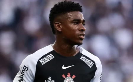 Félix Torres Solta "Palhaçada" em Stories após Críticas em Vasco x Corinthians