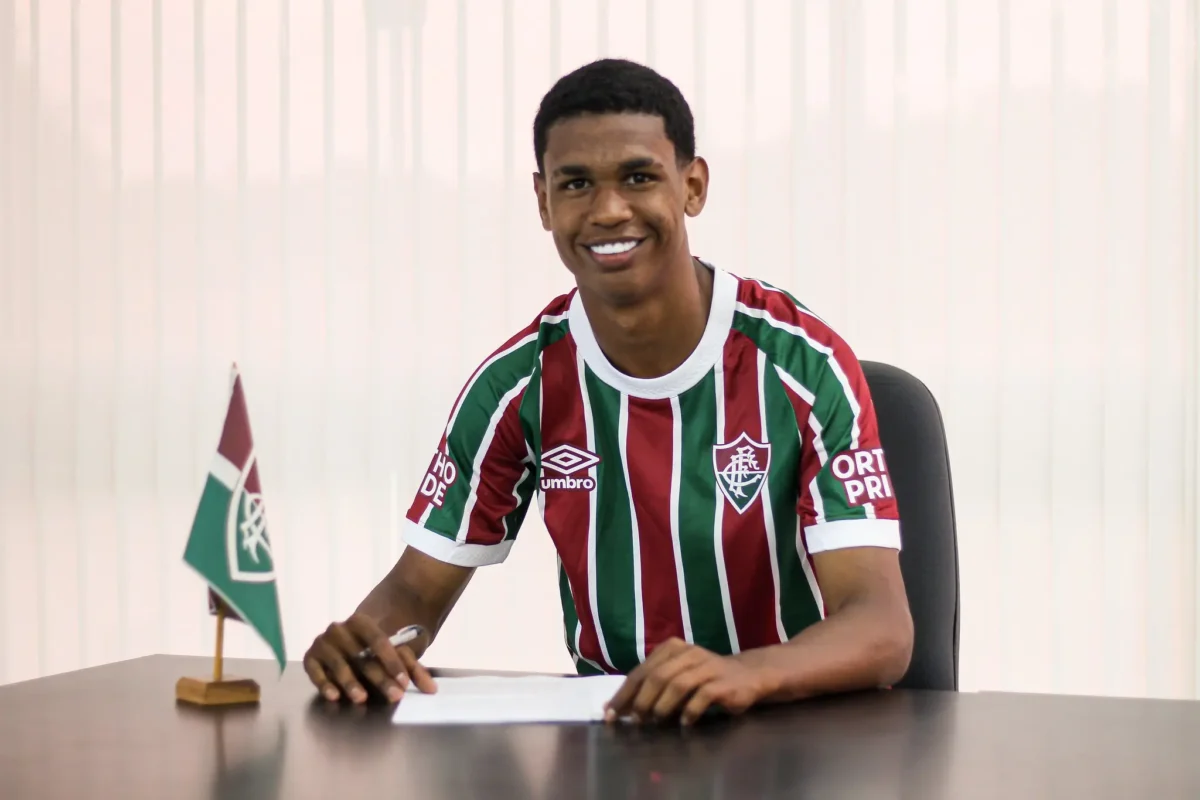 "Fluminense confirma contratação do atacante André Luiz, que passou pela base do Palmeiras"