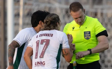 Fluminense sofre decepcionante derrota para o Bragantino no Brasileirão e torcida se revolta com arbitragem errada