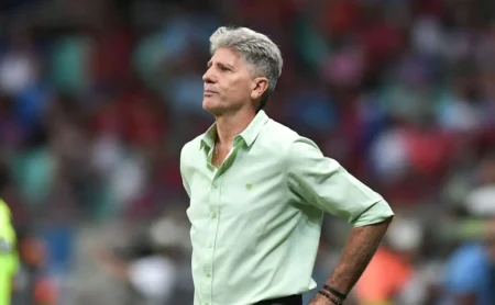 Fluminense busca estabilidade defensiva após série de derrotas.