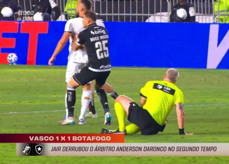 ### Foi falta? Jair faz uma jogada brusca contra Daronco em Vasco x Botafogo