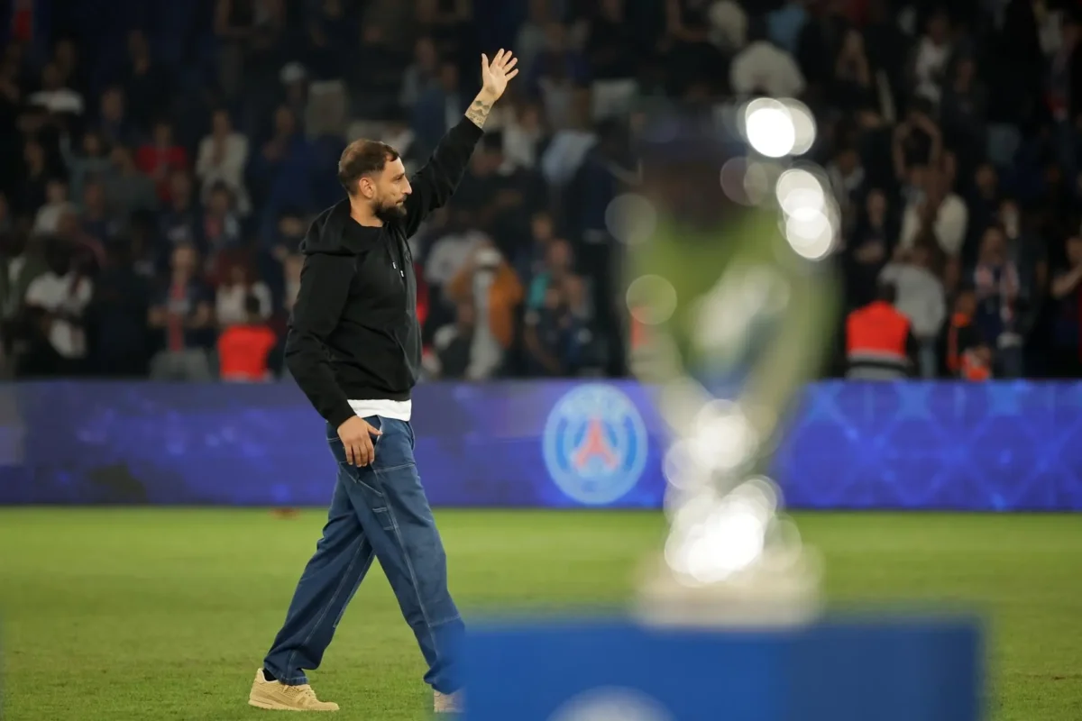 Galeiro italiano é ovacionado pela torcida do PSG em "despedida" improvisada no Parque dos Príncipes