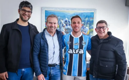 Grêmio confirma contratação de Arthur