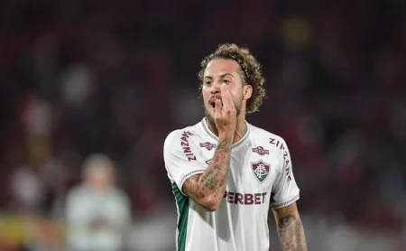 Guga admite estar negociação sobre futuro no Fluminense