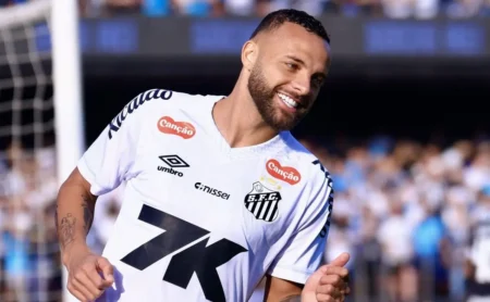 Guilherme deixando o Santos: atacante deve assumir a titularidade contra o Fluminense
