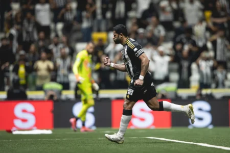 "Hulk elogia elenco do Atlético-MG em meio ao 'turbilhão'"