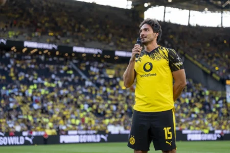 "Hummels volta da aposentadoria para amistoso e despede-se do Borussia Dortmund"