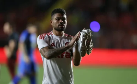 Internacional vence o RB Bragantino, fora de casa, em duelo marcado por polêmicas de penalidades