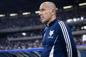 "Jardim avisa: 'Só treino o Cruzeiro no Brasil, não em busca de reforços'"