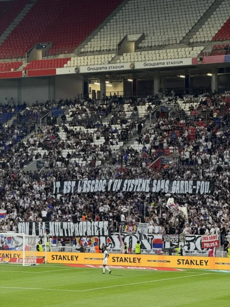 Jogo de Futebol do Lyon é Interrompido por Faixa contra Textor: "Vigarista"