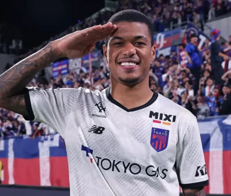 Jogo duro em campo e negociação travada: FC Tokyo desafia o São Paulo.